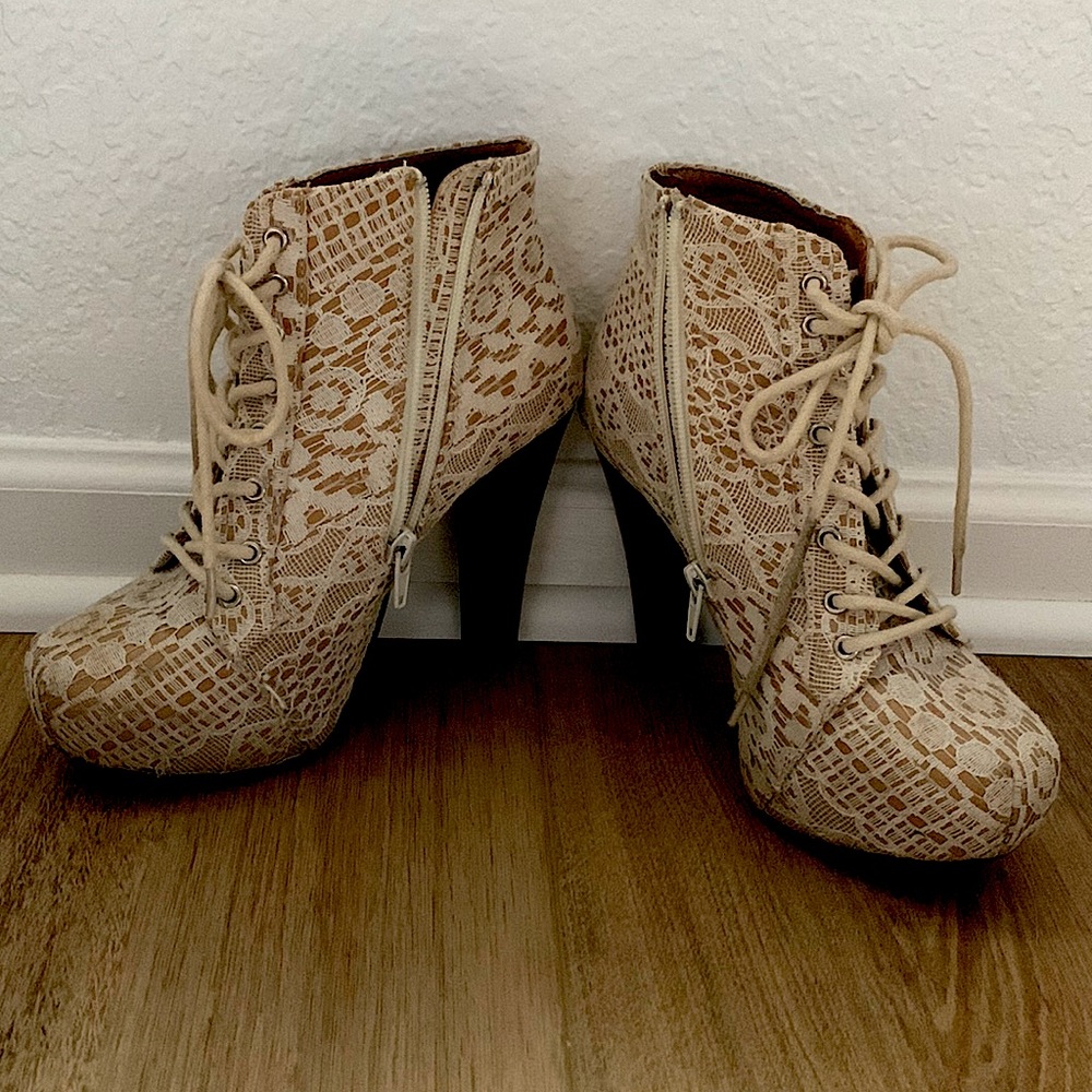 Body Central Cream Lace Booties Size 6